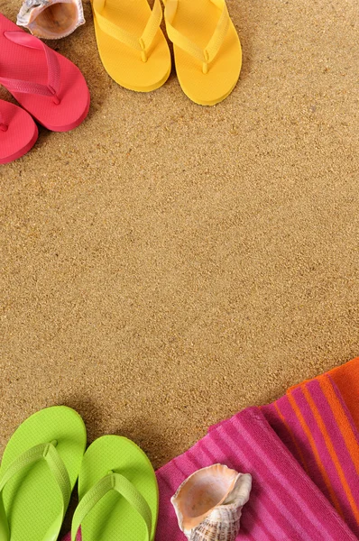 Fondo de playa con chanclas — Foto de Stock