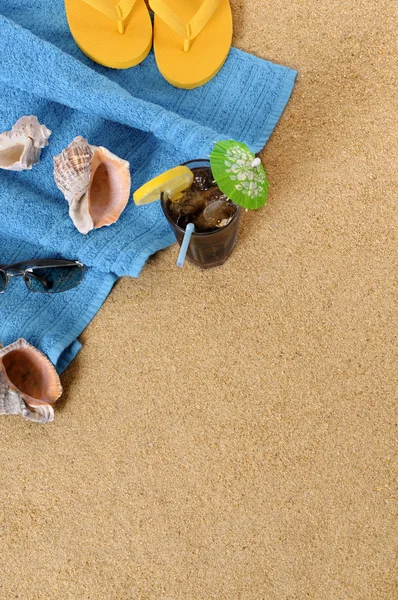 Strandhintergrund mit eisiger Cola und Flip-Flops — Stockfoto