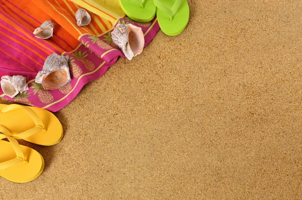 Fondo de playa con chanclas — Foto de Stock