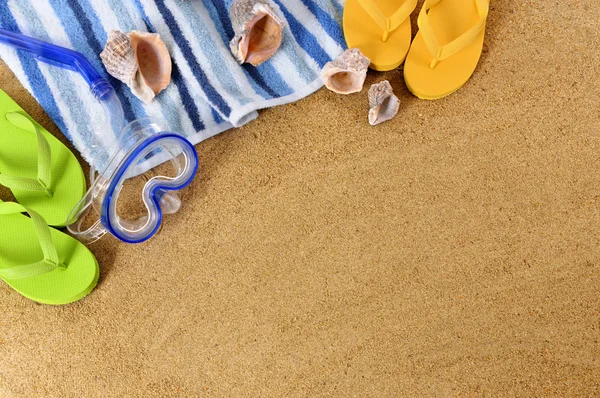 Fondo de playa con chanclas — Foto de Stock