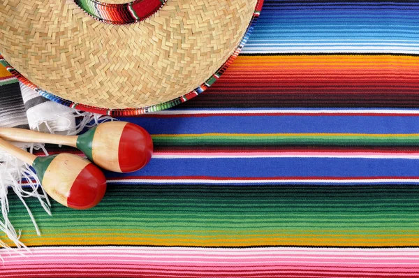 Fond mexicain avec couverture traditionnelle et sombrero — Photo