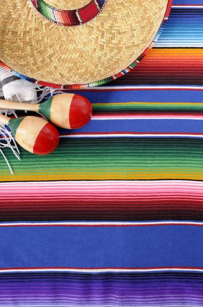 Мексиканский фон с традиционным одеялом и сомбреро — стоковое фото