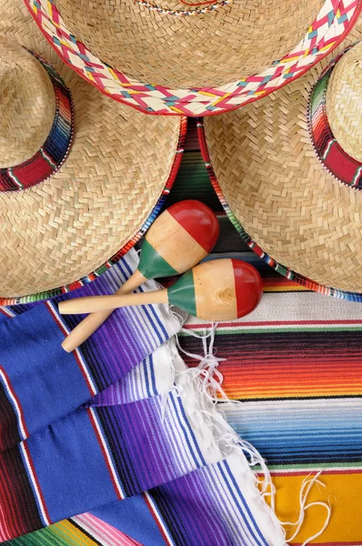 Sombreros mexicanos e maracas — Fotografia de Stock