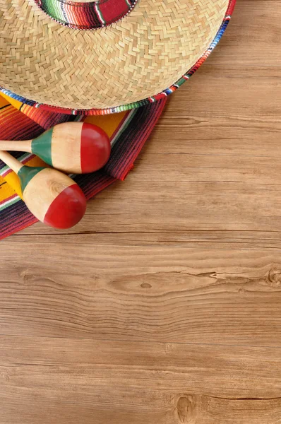 Sombrero mexicano e cobertor no chão de madeira de pinho — Fotografia de Stock
