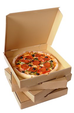 Taze pişmiş Pizza teslim kutuları yığını ile