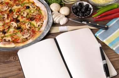 Taze pişmiş Pizza yemek kitabı ile