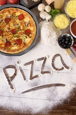 Pizza un çeşitli maddeler ile yazılmış kelime.