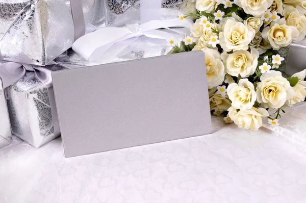Presentes de casamento com envelopes de convite — Fotografia de Stock