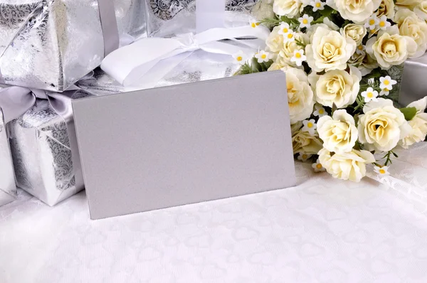 Regalos de boda con sobres de invitación — Foto de Stock