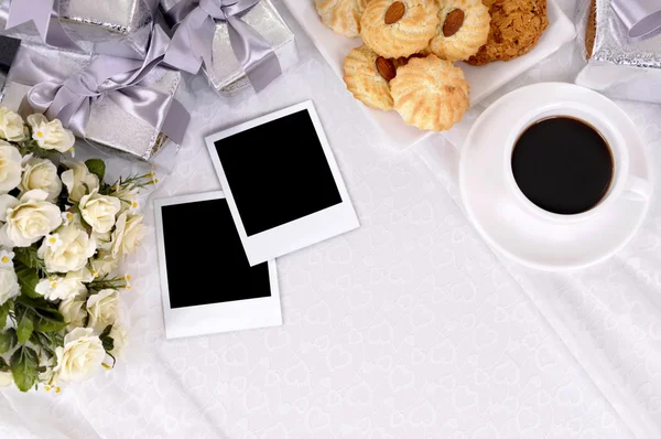 Wedding gifts and photos with coffee and biscuits — Stock Photo, Image