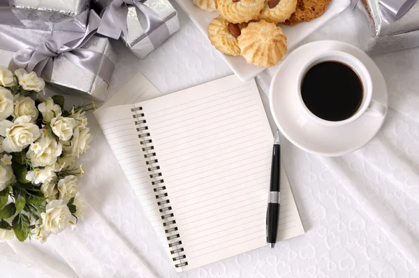 笔记本和咖啡的结婚礼物 — 图库照片