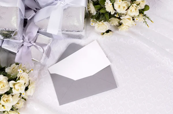 Regalos de boda con invitación o tarjeta de agradecimiento —  Fotos de Stock