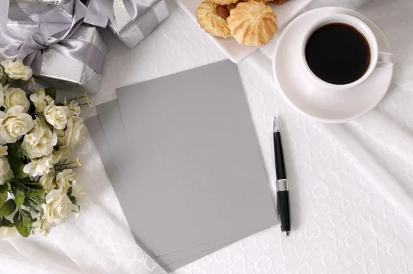 Presentes de casamento com papel de escrita — Fotografia de Stock