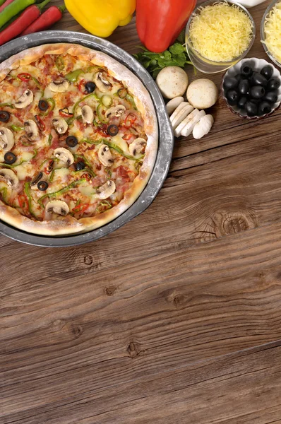 Pizza recién horneada con ingredientes y copyspace — Foto de Stock