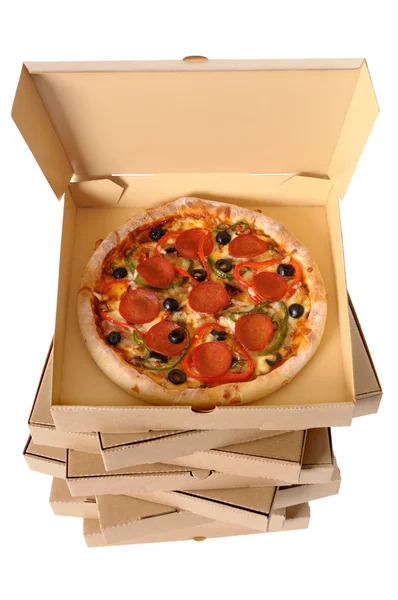 Pizza recién horneada con pila de cajas de entrega —  Fotos de Stock