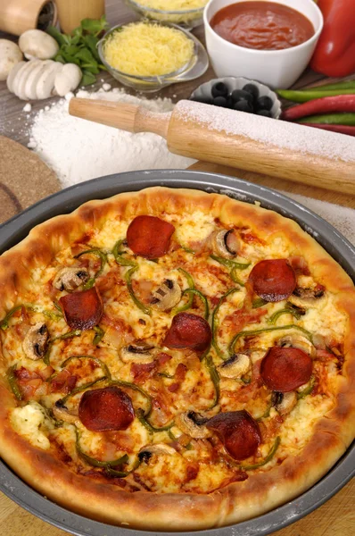 Pizza met ingrediënten — Stockfoto