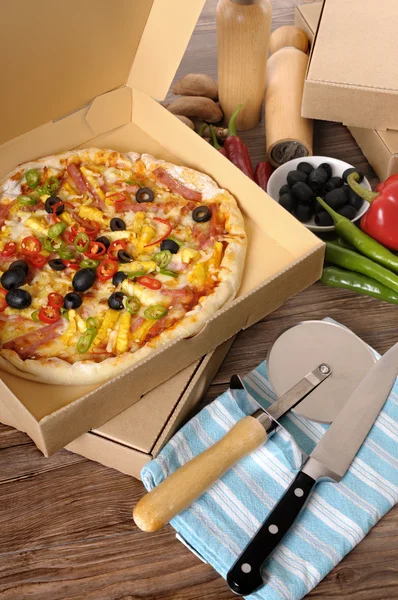 Pizza recién horneada en caja de entrega con ingredientes . — Foto de Stock