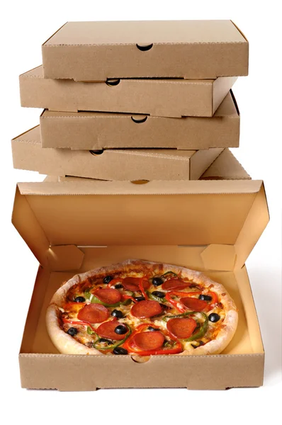 Nybakade Pizza med stack leverans lådor — Stockfoto
