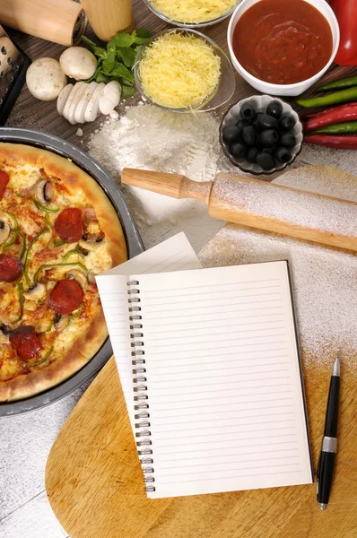 Pizza met laptop — Stockfoto