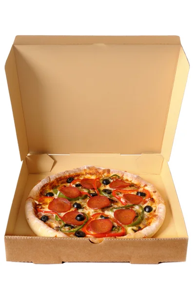Φρεσκοψημένο πίτσα πεπερόνι σε ένα πλαίσιο της παράδοσης. — Φωτογραφία Αρχείου