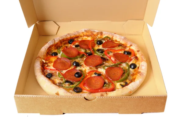 Pizza de Pepperoni recién horneada en una caja de entrega . — Foto de Stock