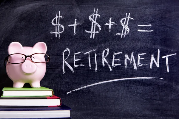 Piggy Bank com fórmula de aposentadoria — Fotografia de Stock