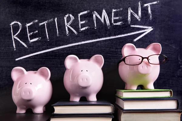 Three piggy banks with retirement savings message — Stock Photo, Image