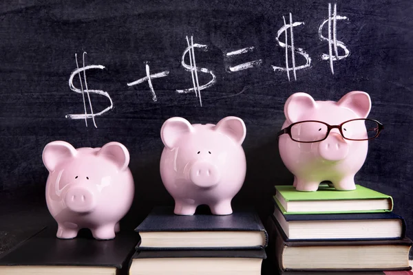 Três Piggy Banks com fórmula de poupança — Fotografia de Stock