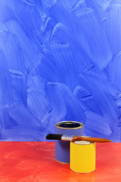Bemalte blaue Wand mit rotem Boden — Stockfoto