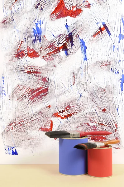 Белая стена с неопрятной синей и красной краской — стоковое фото