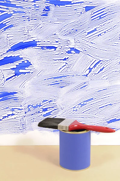 Weiße Wand mit unordentlicher blauer Farbe — Stockfoto