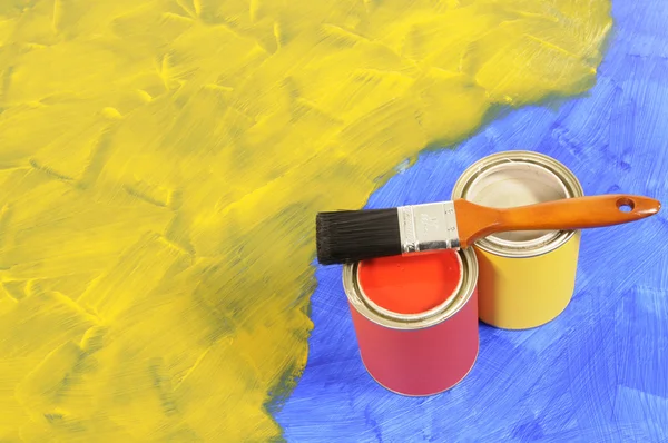 Желтая и синяя краска с баночками — стоковое фото