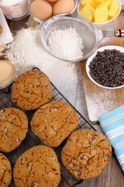 Çikolatalı kurabiye malzemeler ile pişirme