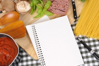 Katlanmış defter ile spagetti bolognese için malzemeler