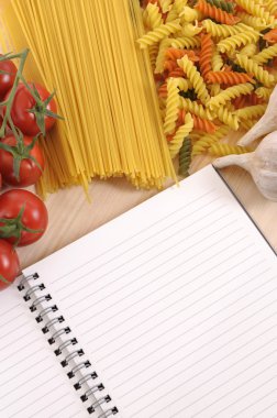 Boş tarifi kitabı ve doğrama kurulu ile makarna
