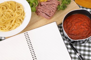 Yemek tarifleri ile spagetti bolognese için malzemeler