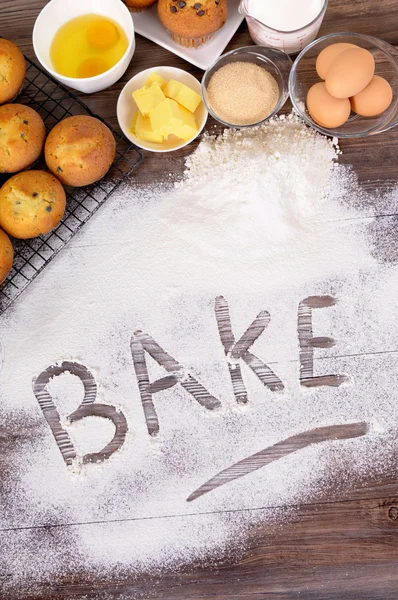 Bakken gebak met ingrediënten — Stockfoto