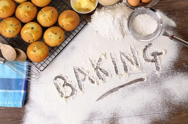 Bakken gebak met ingrediënten — Stockfoto