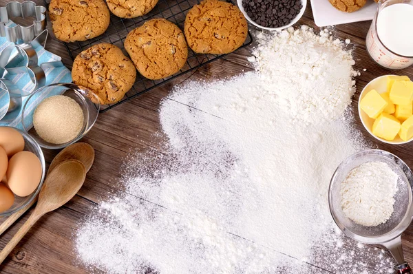 Biscoitos de cozimento com ingredientes — Fotografia de Stock