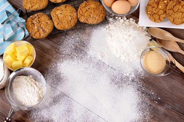 Biscoitos de cozimento com ingredientes — Fotografia de Stock