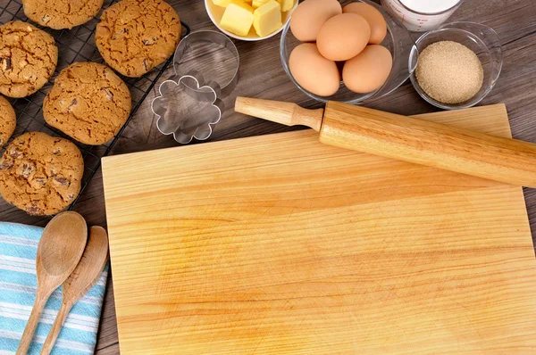 Biscotti al cioccolato con ingredienti — Foto Stock