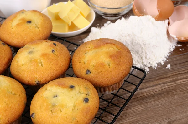 Versgebakken muffins met ingrediënten — Stockfoto