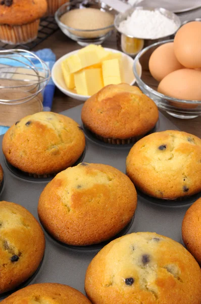 Versgebakken muffins met ingrediënten — Stockfoto