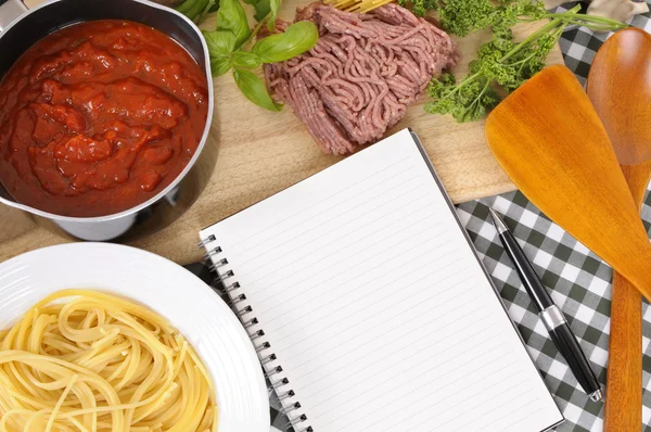 Cookbook with ingredients for spaghetti bolognese — Stock Photo, Image