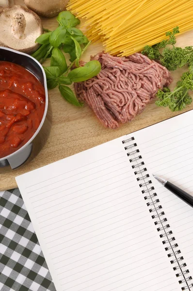 Cookbook with ingredients for spaghetti bolognese — Stock Photo, Image