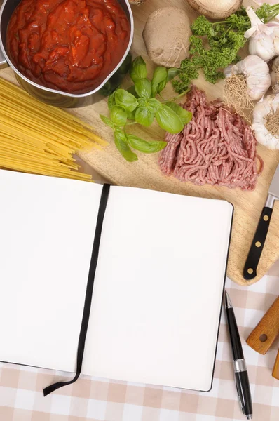 Cookbook with ingredients for spaghetti bolognese — Stock Photo, Image