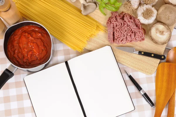 Cookbook with ingredients for spaghetti bolognese — Stock Photo, Image