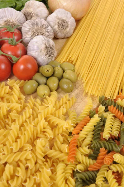 Pasta with garlic and olives — Stock Photo, Image