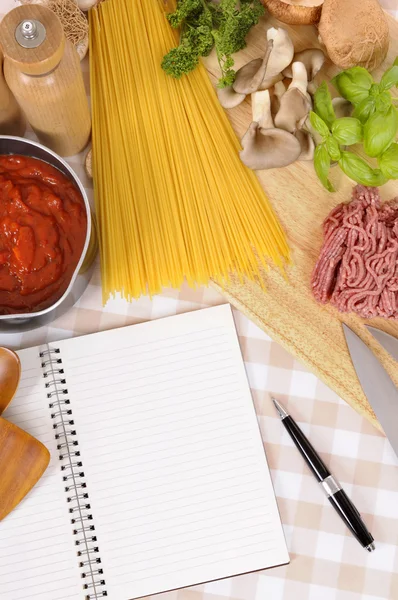 Cookbook with ingredients for spaghetti bolognese — Stock Photo, Image