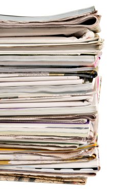 Bir yığın eski gazete ve dergi.